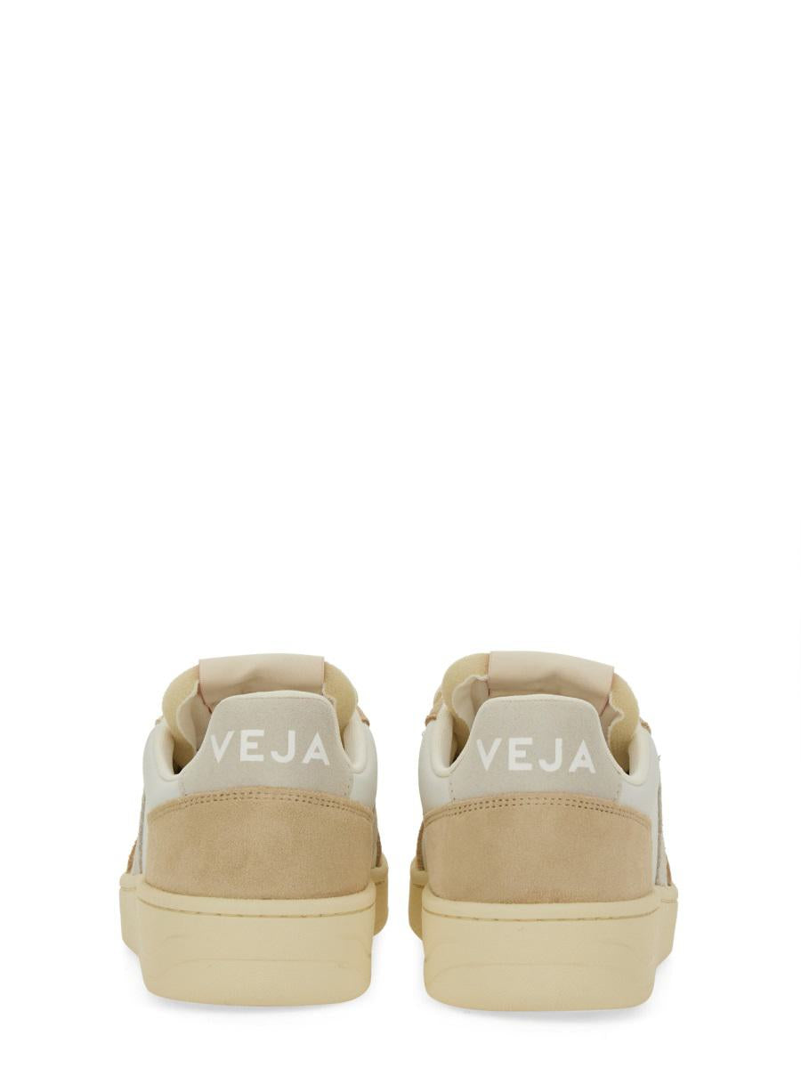Veja Sneaker "V-82"