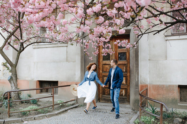 Best Spring Engagement Photo Outfit Ideas for Couples (2025)
