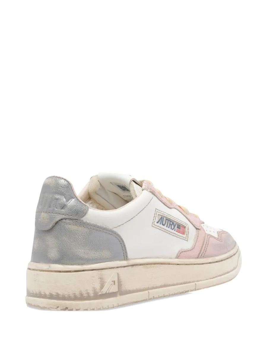Autry Medalist Low Sneakers Super Vintage In White Rose And Blackboard Leather Shoes