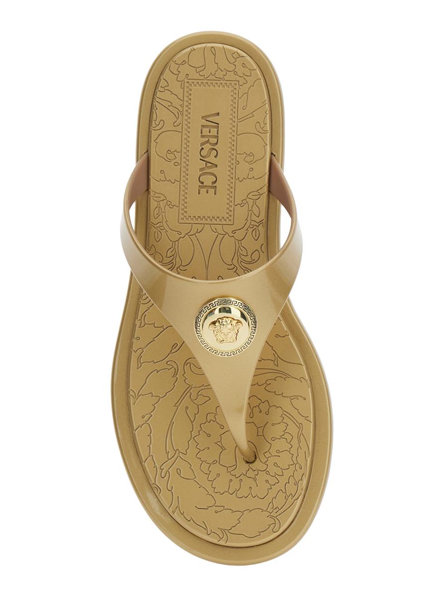 Beige Thong Slided With Medusa Plaque On The Front And Laminated Design In Tech Fabric Woman