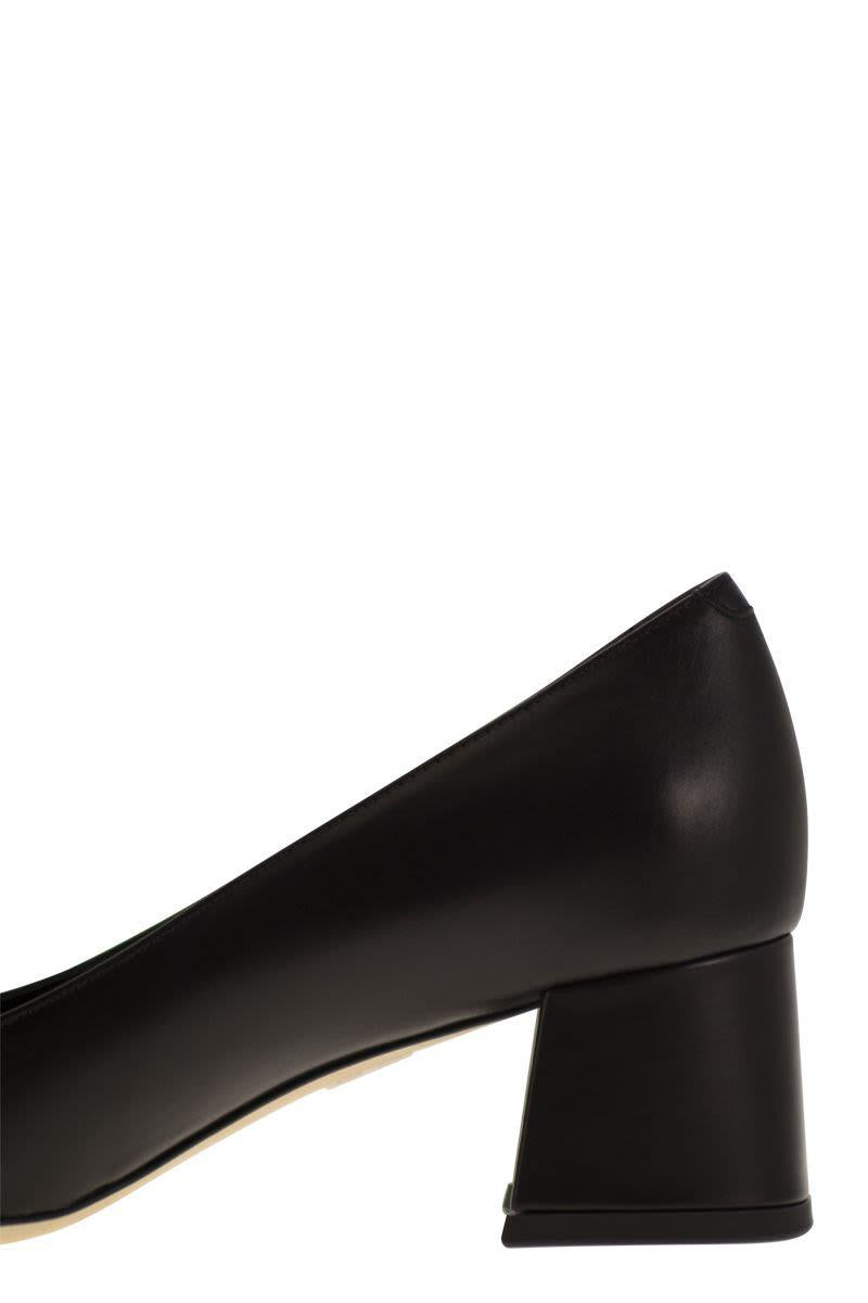 Tod'S Leather Pumps With Chain