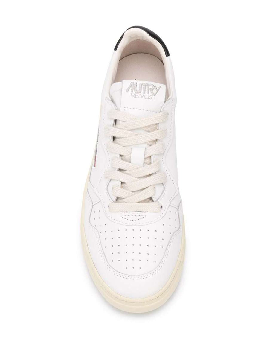 'Medalist Low' White Sneakers With Contrasting Heel Tab In Leather Man