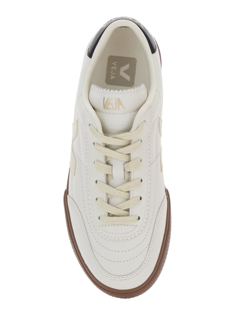 'Panenka' White Low Top Sneakers With Logo Patch On The Side And Contrasting Heel With Logo Lettering In Leather Unisex