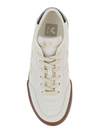 'Panenka' White Low Top Sneakers With Logo Patch On The Side And Contrasting Heel With Logo Lettering In Leather Unisex