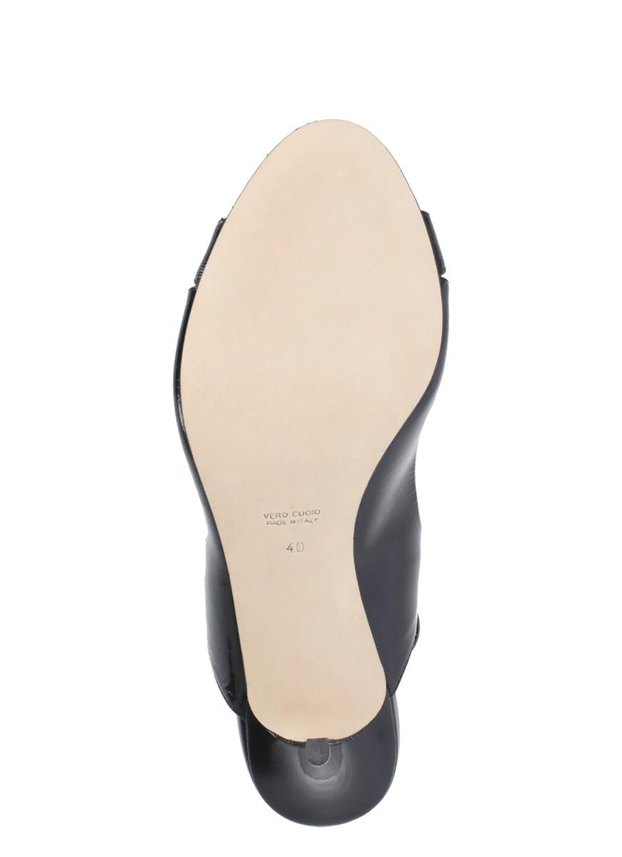 The Seller With Heel