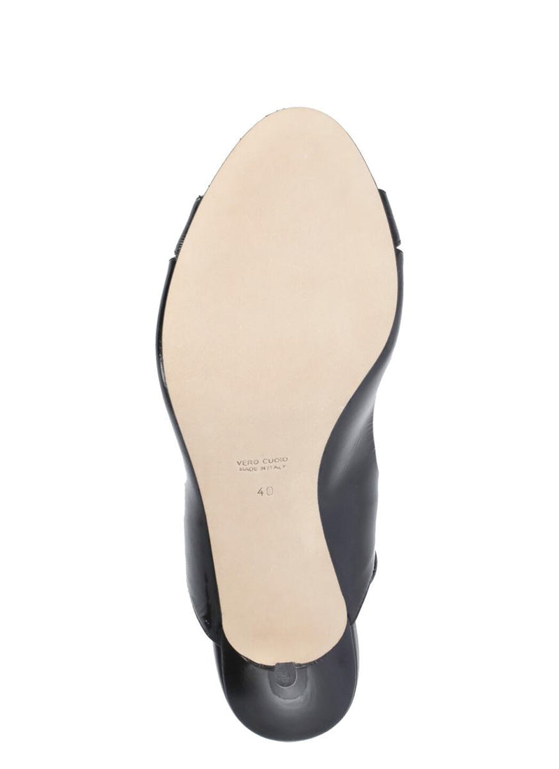 The Seller With Heel