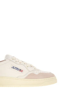 Autry Medalist Low - White Leather And Suede Sneakers In Powder