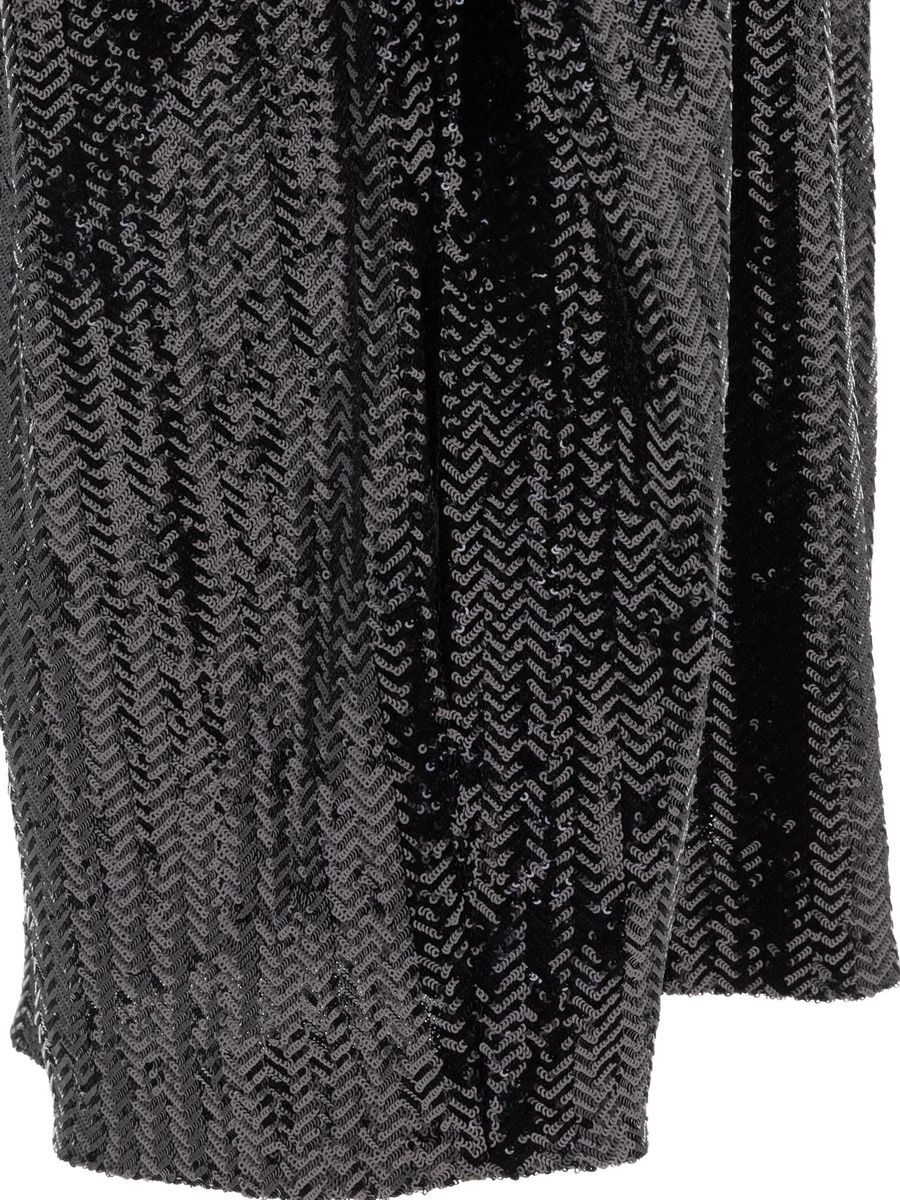 golden-goose-dresses-1764902986009163384-2